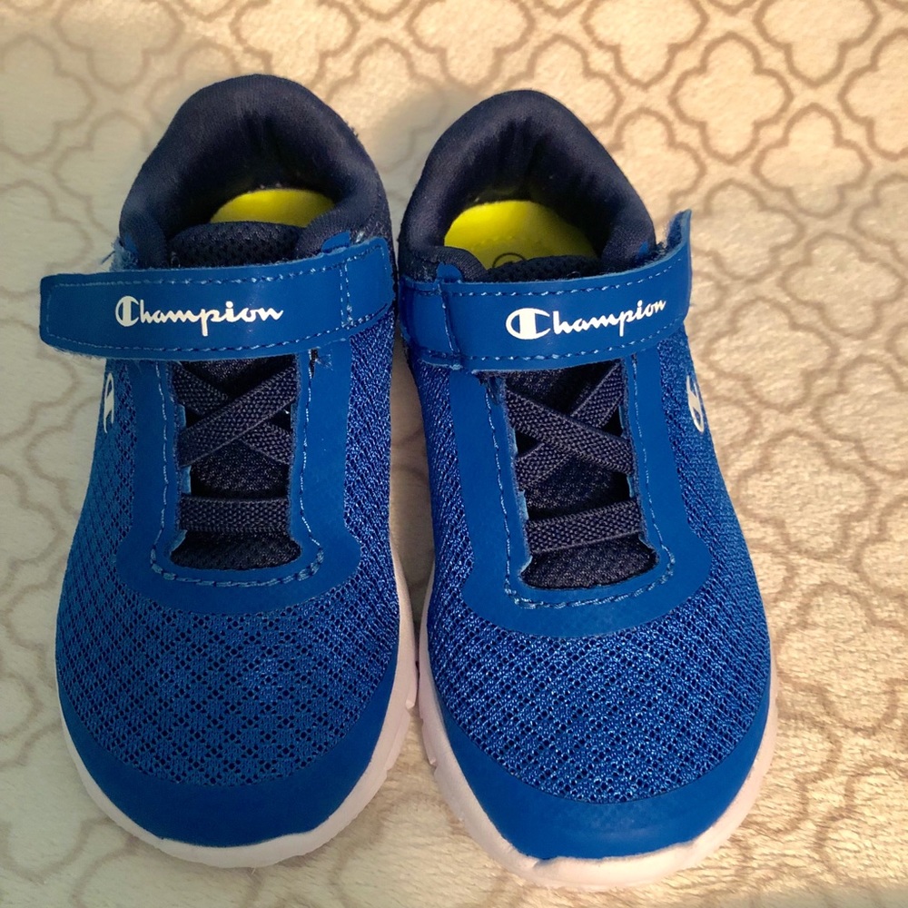 Toddler boys sneakers size 7 👟